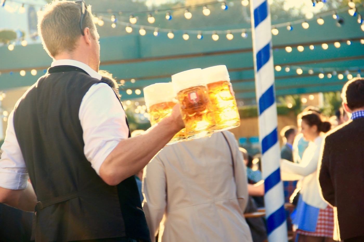 Bedienung mit Masskrügen auf dem Oktoberfest in München